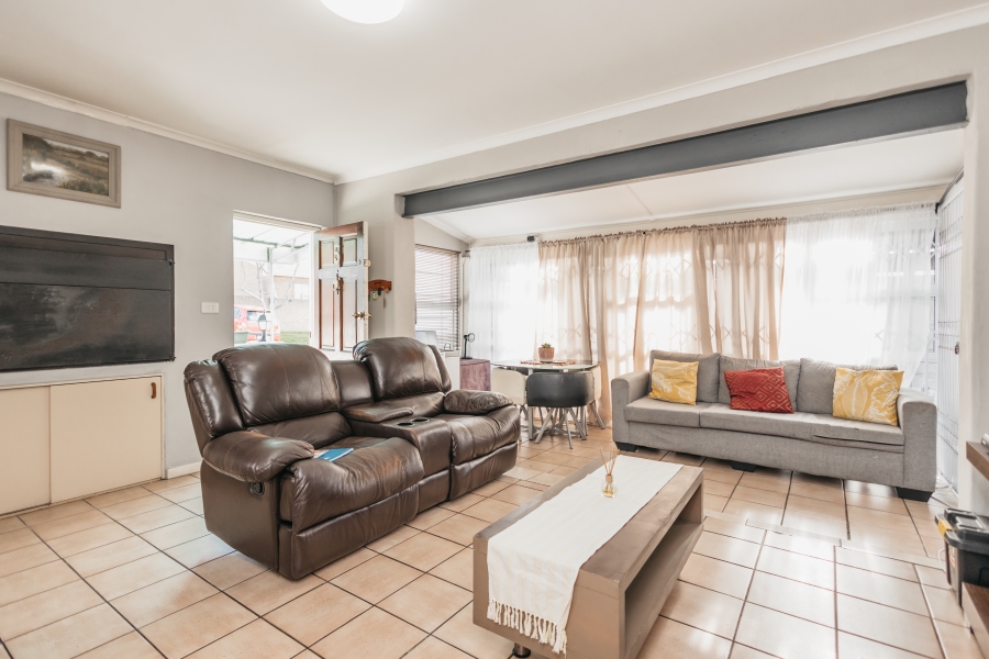 2 Bedroom Property for Sale in Oakglen Western Cape